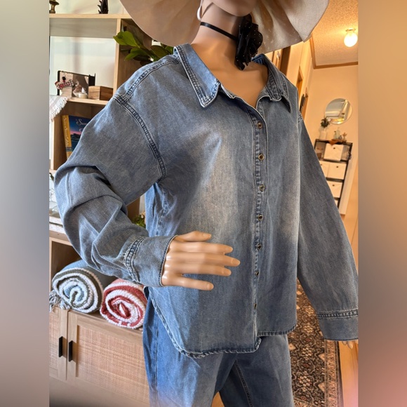 HEARTLOOM Tops - HEARTLOOM The Lora Shirt denim button-down cotton shirt top LARGE FREE SHIP 💜💜💜